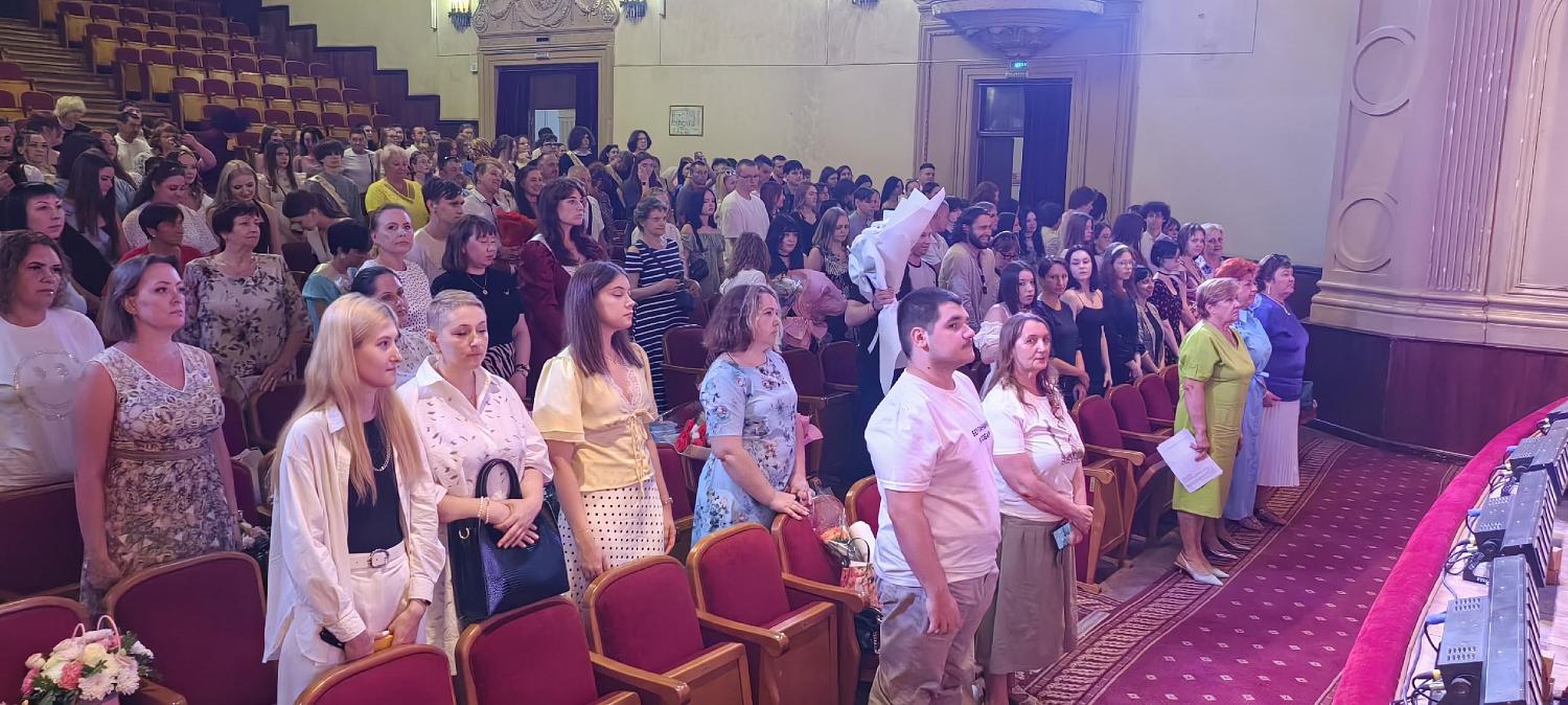 Церемония вручения дипломов выпускникам!