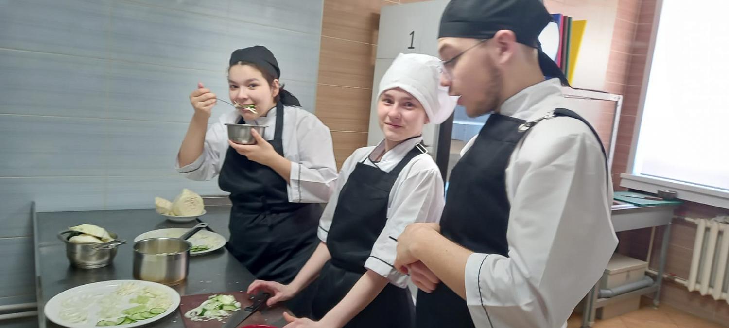 Первые лабораторные работы у первокурсников-поваров