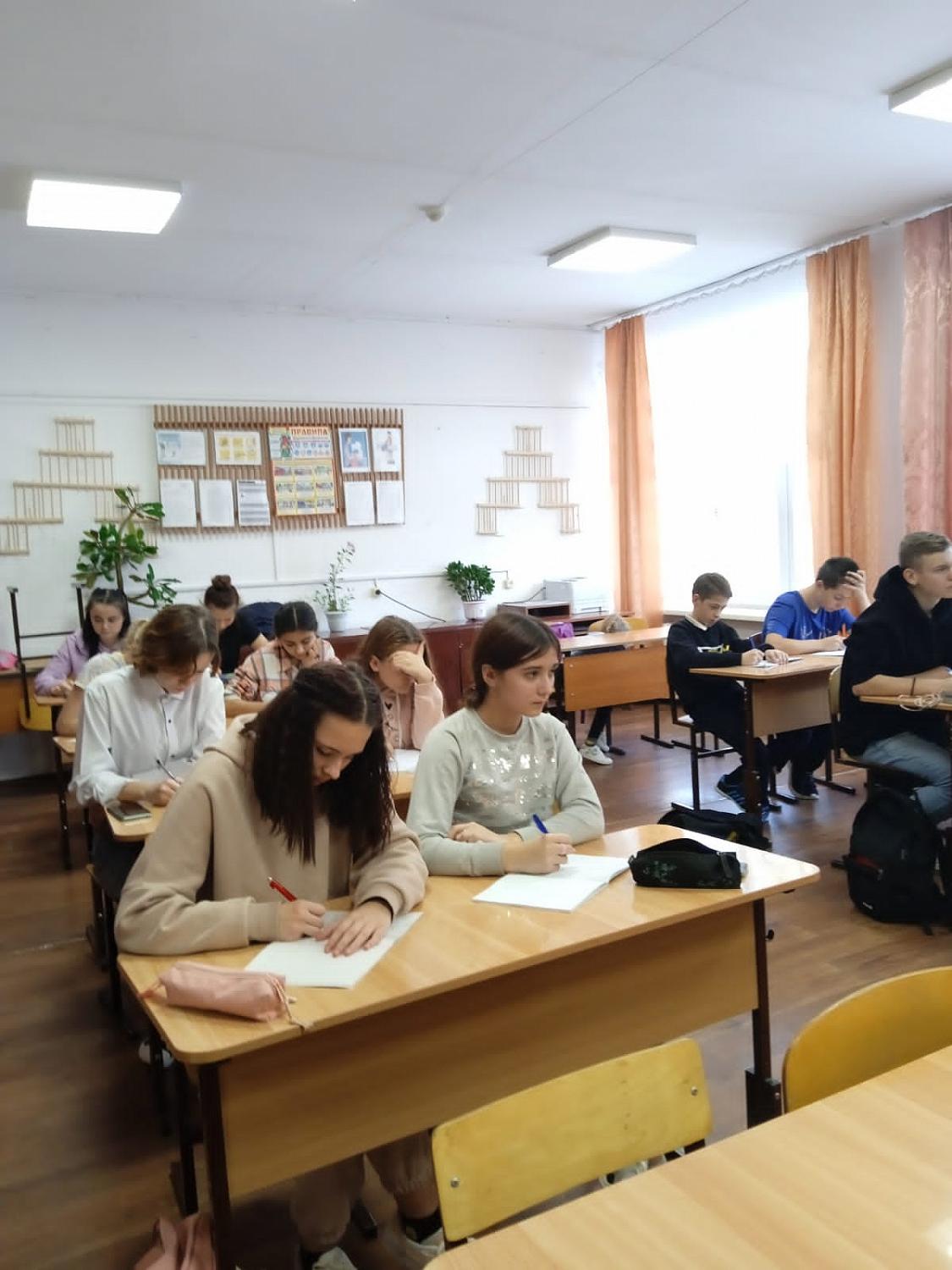 Идут занятия в политехнической школе
